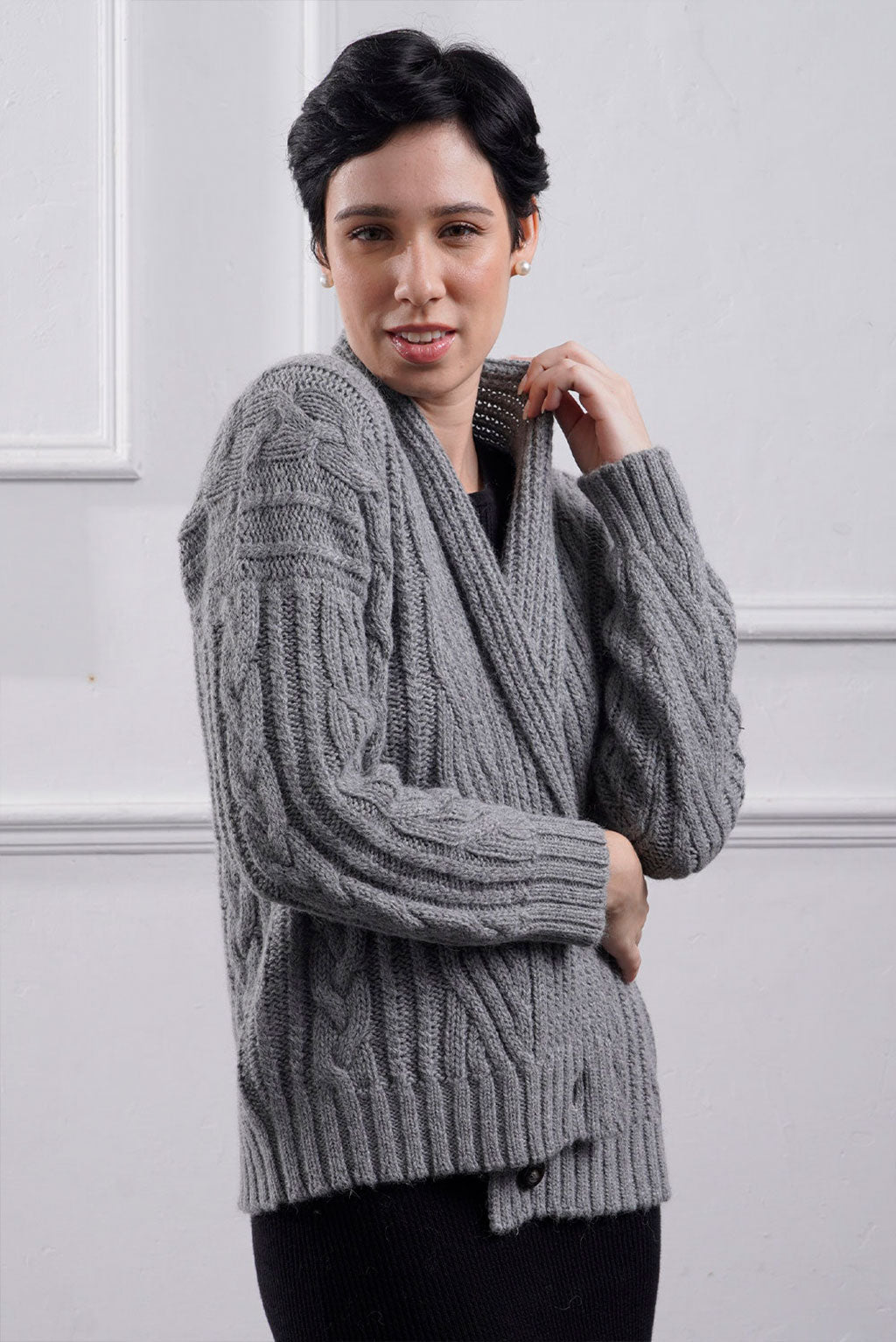 Kara – Kurze Strickjacke mit Zopfmuster