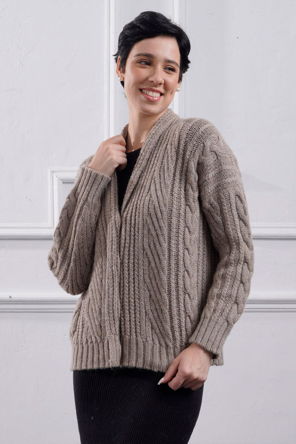 Kara – Kurze Strickjacke mit Zopfmuster