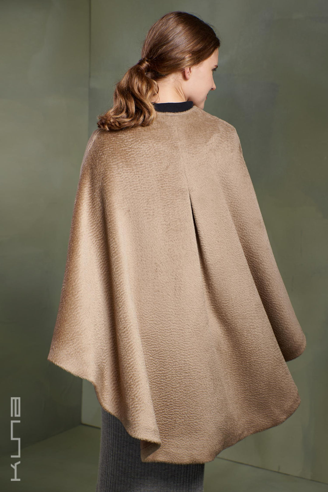 Tulipan Cape aus Baby-Suri-Alpaka